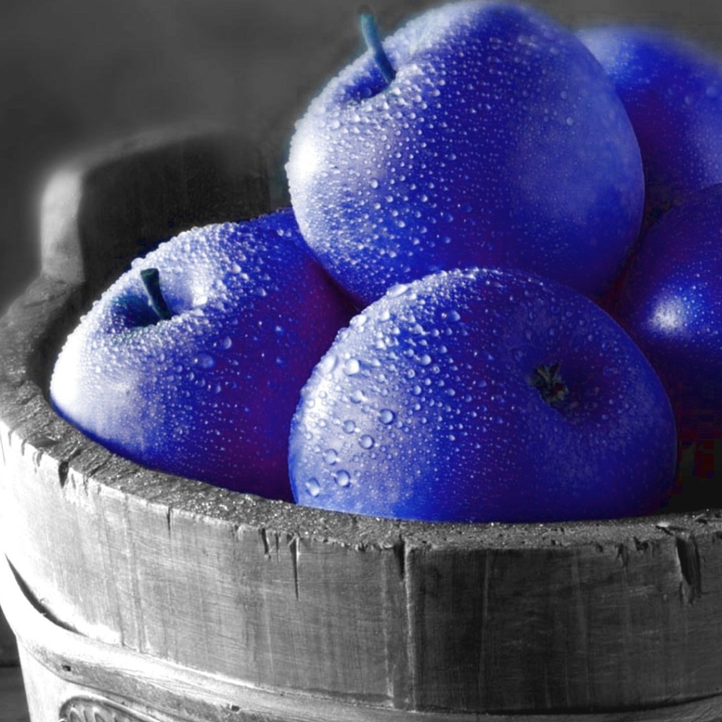 Ведро из дерева с синими яблоками