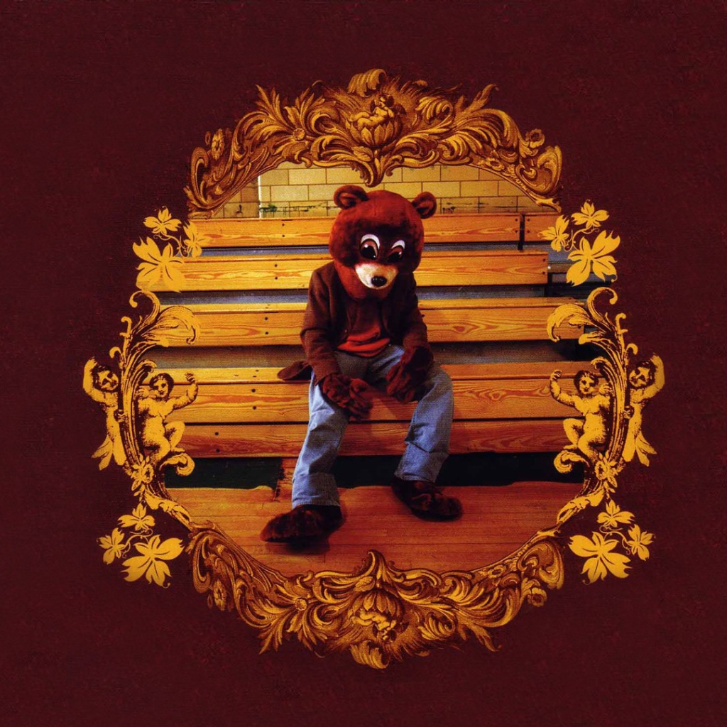 Человек в костюме медведя сидит на лавке