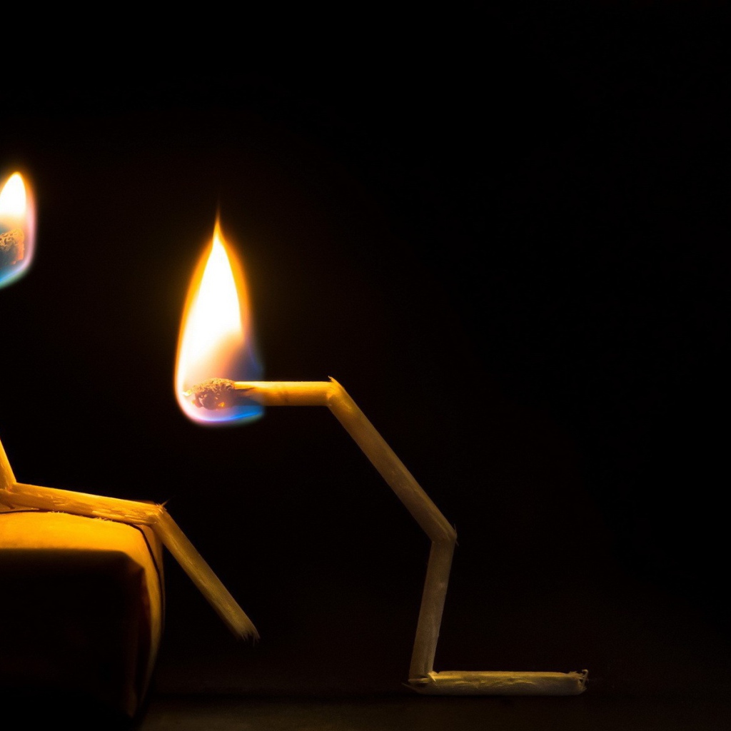 Пара горящих сломанных спичек