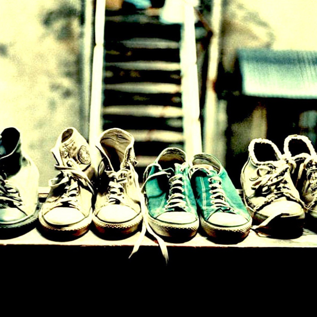 Пары обуви на подставке