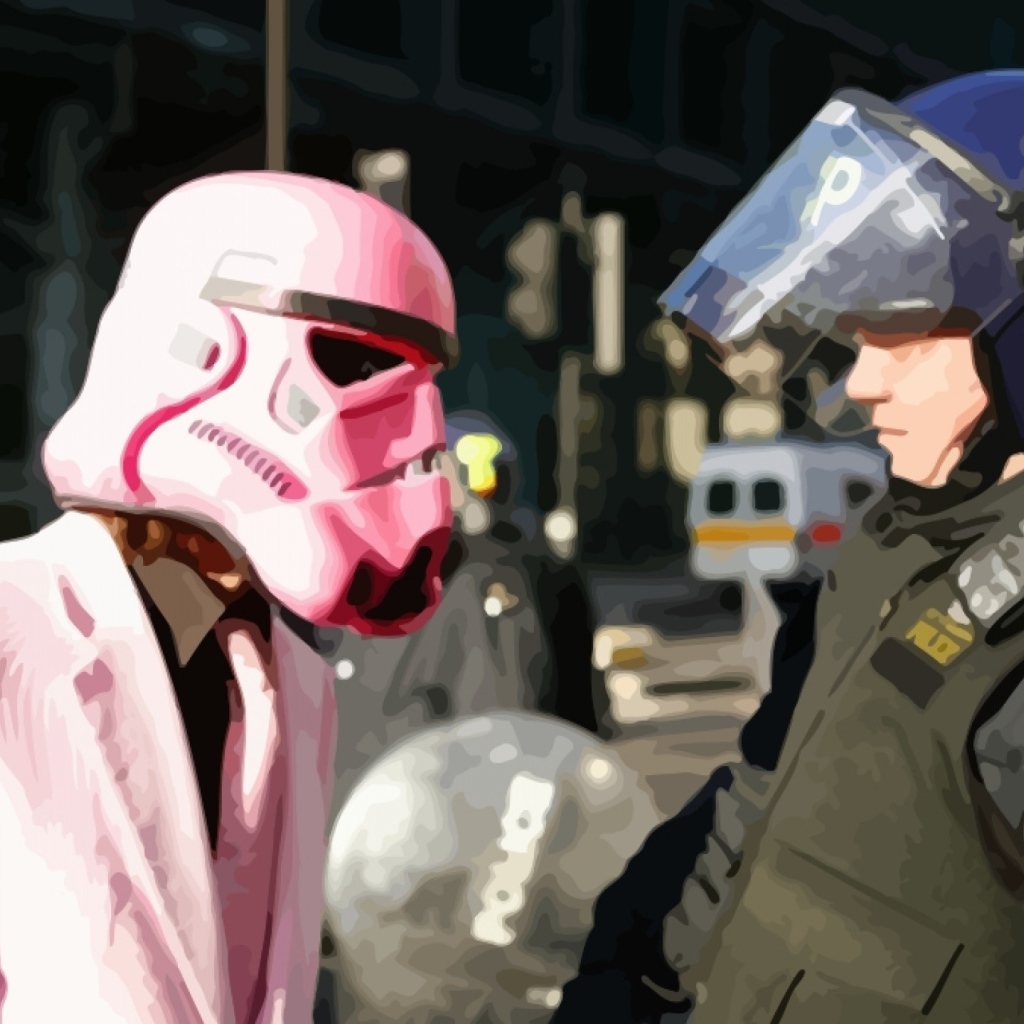 Полицейский и человек в розовой маске Дарта Вейдера