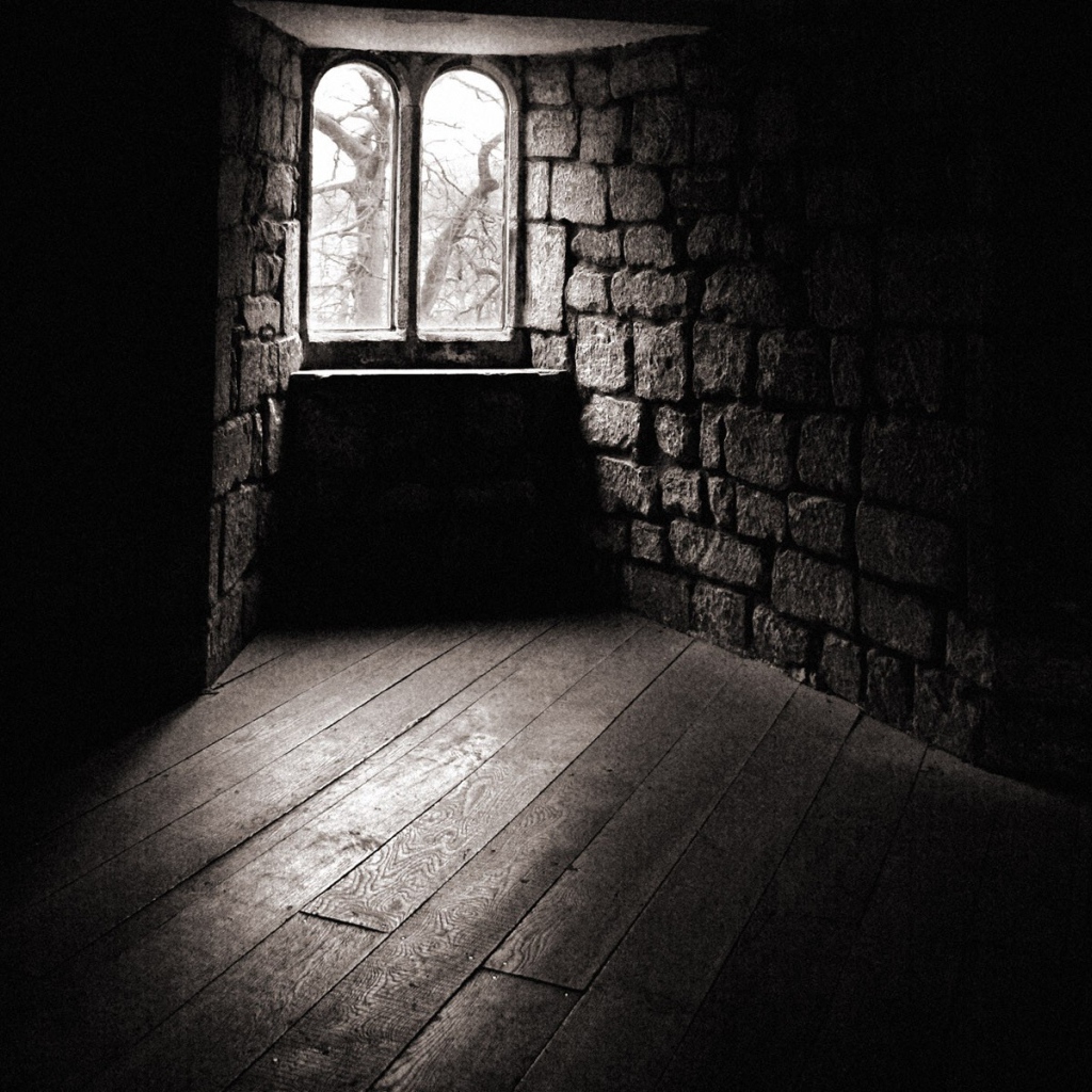 Маленькое окошко в каменных стенах