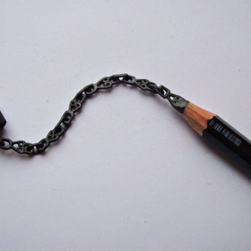 Произведение искусства из черного карандаша