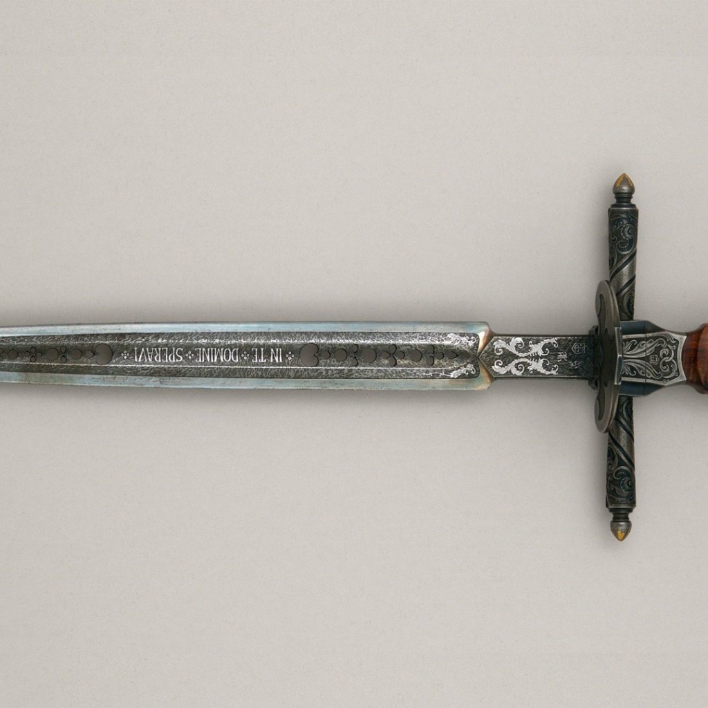 Старинный клинок с резьбой