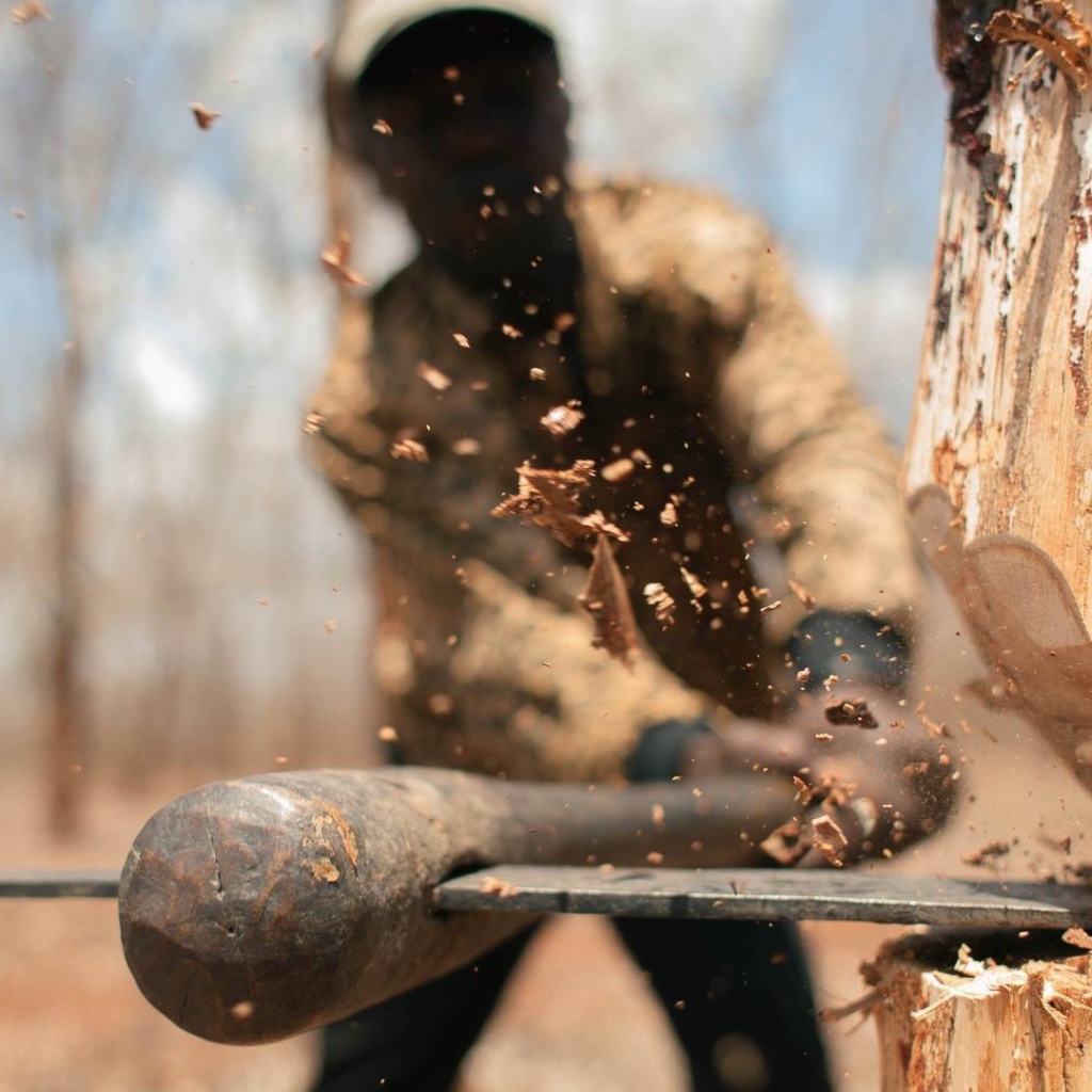 Топор в руках дровосека