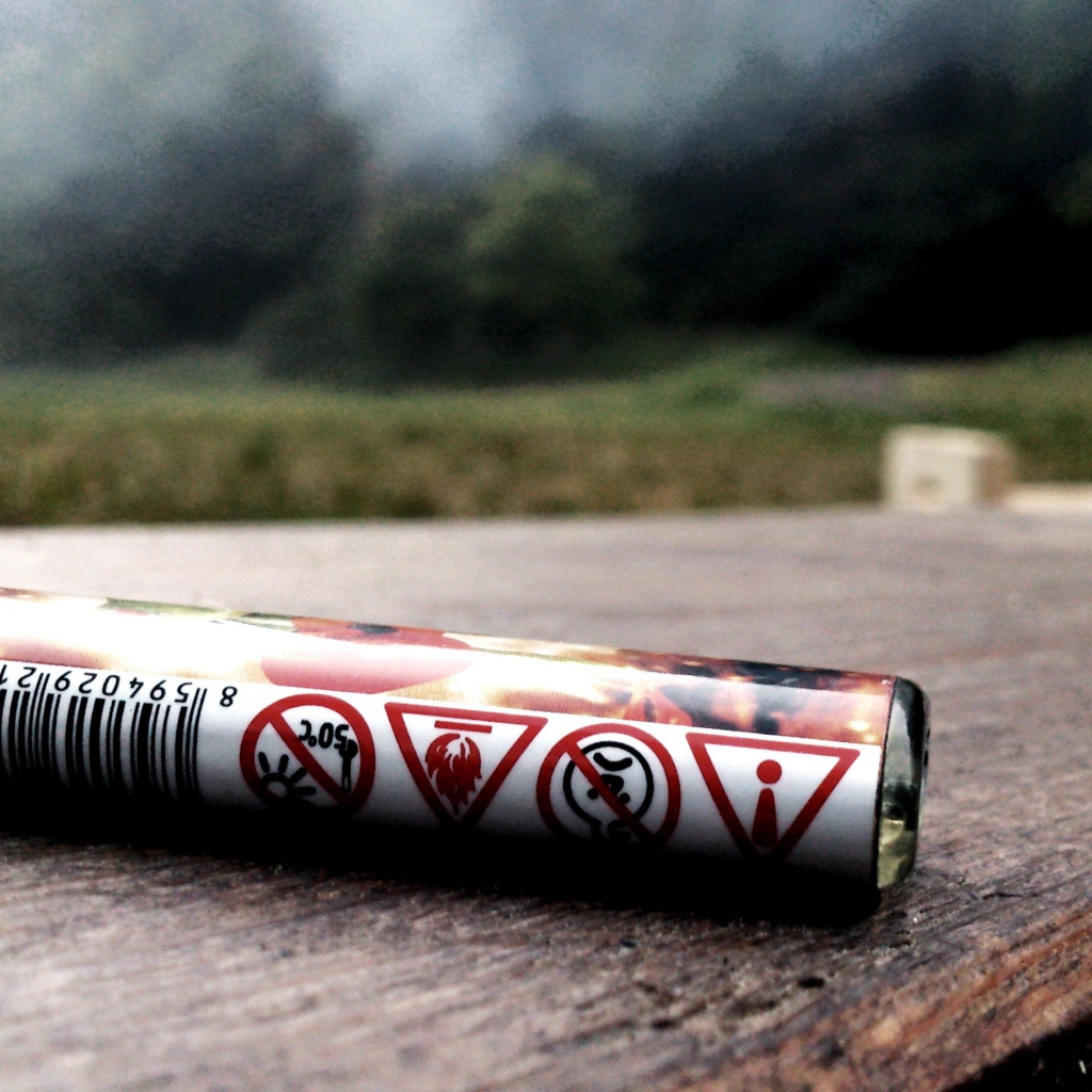 Баллончик зажигалки на доске