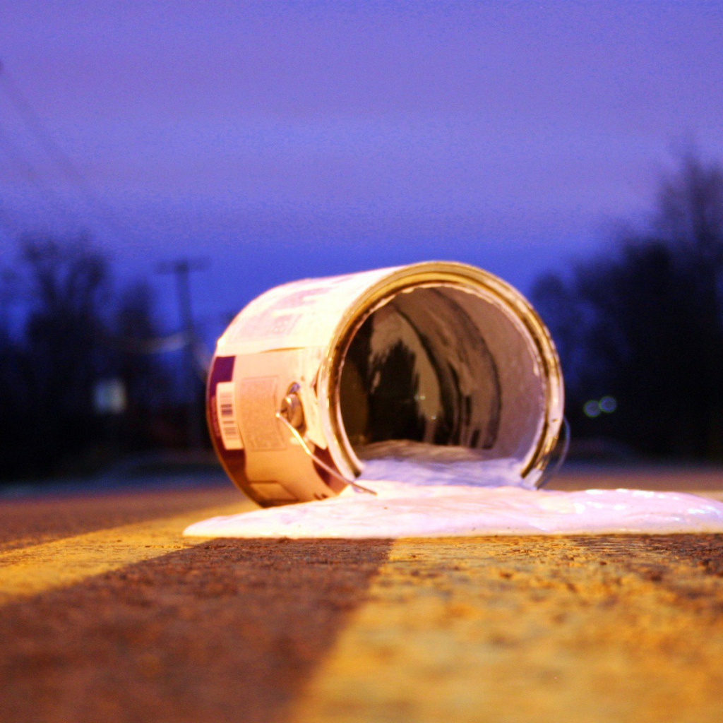 Банка краски на асфальте