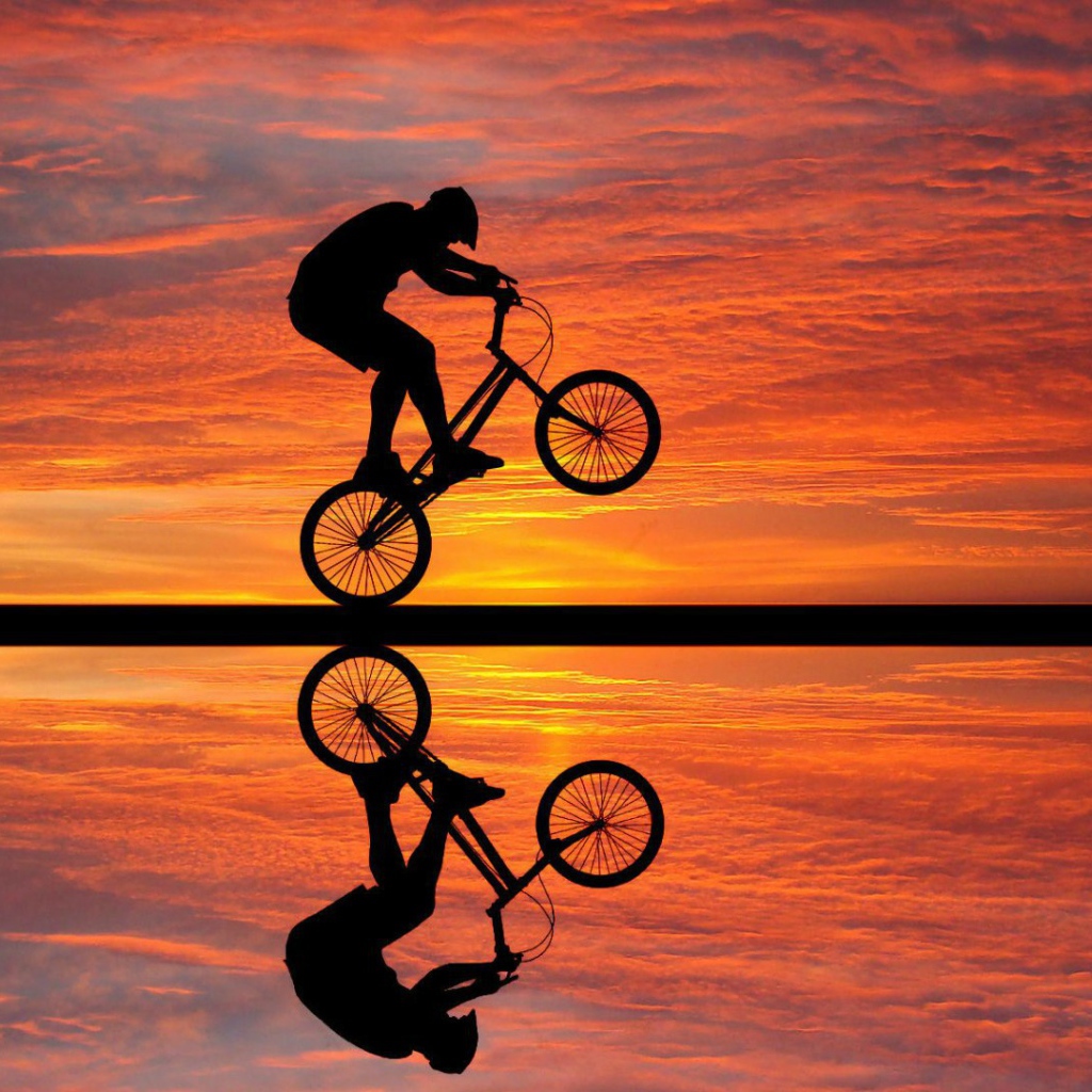 Езда на велосипеде на фоне заката