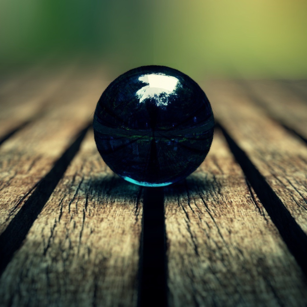 Черный зеркальный шар на досках