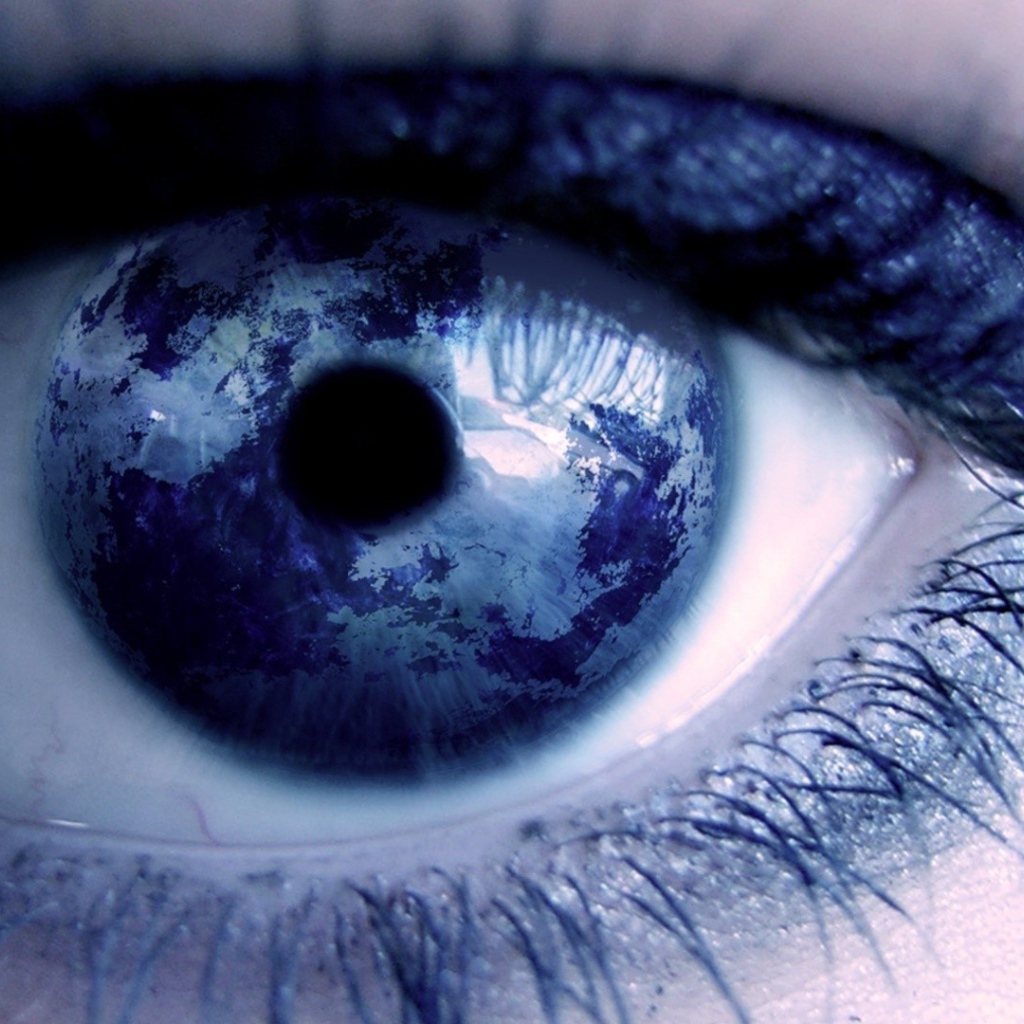Голубая планета отражается в глазу