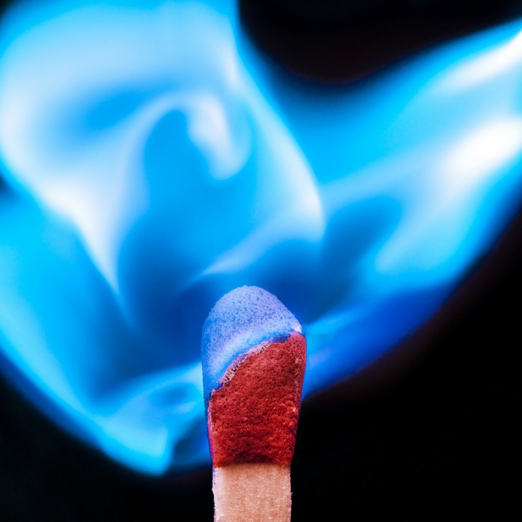 Голубое пламя спички