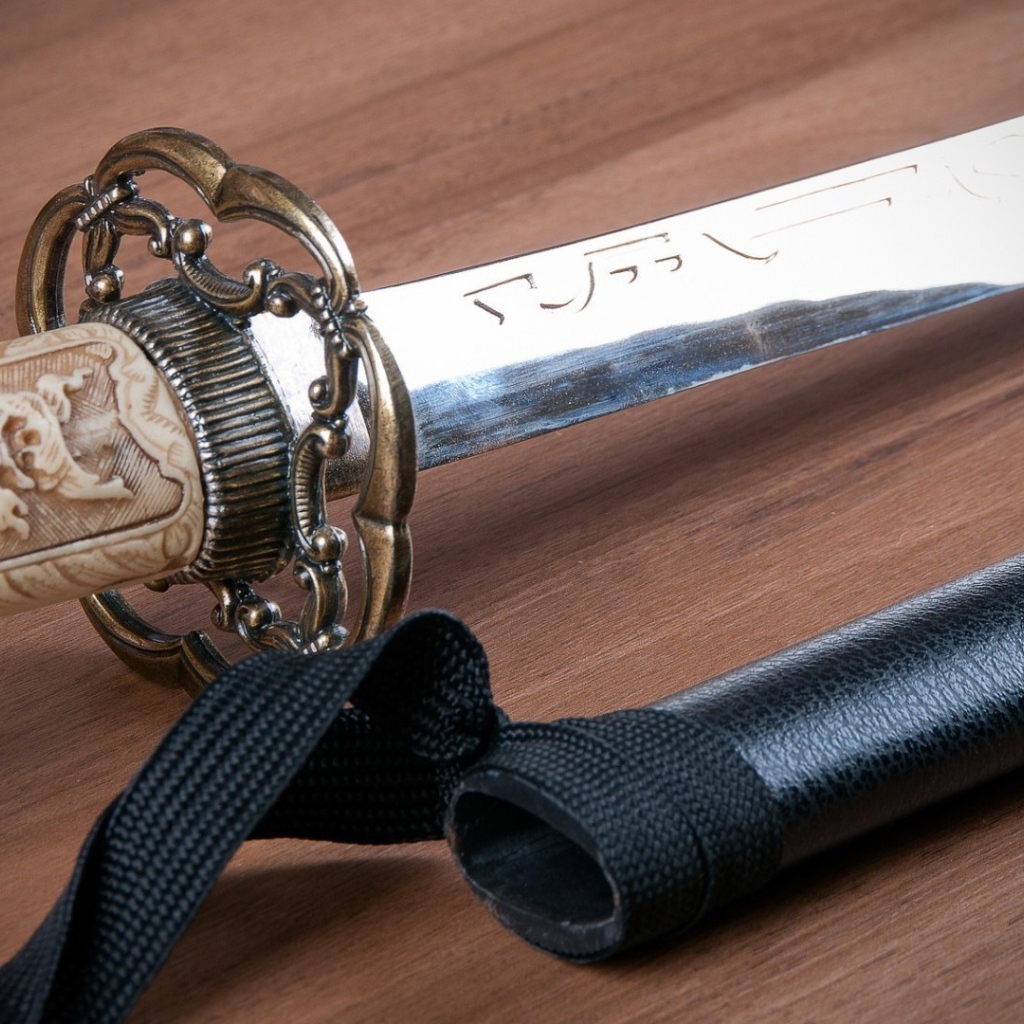 Костяная рукоять катаны