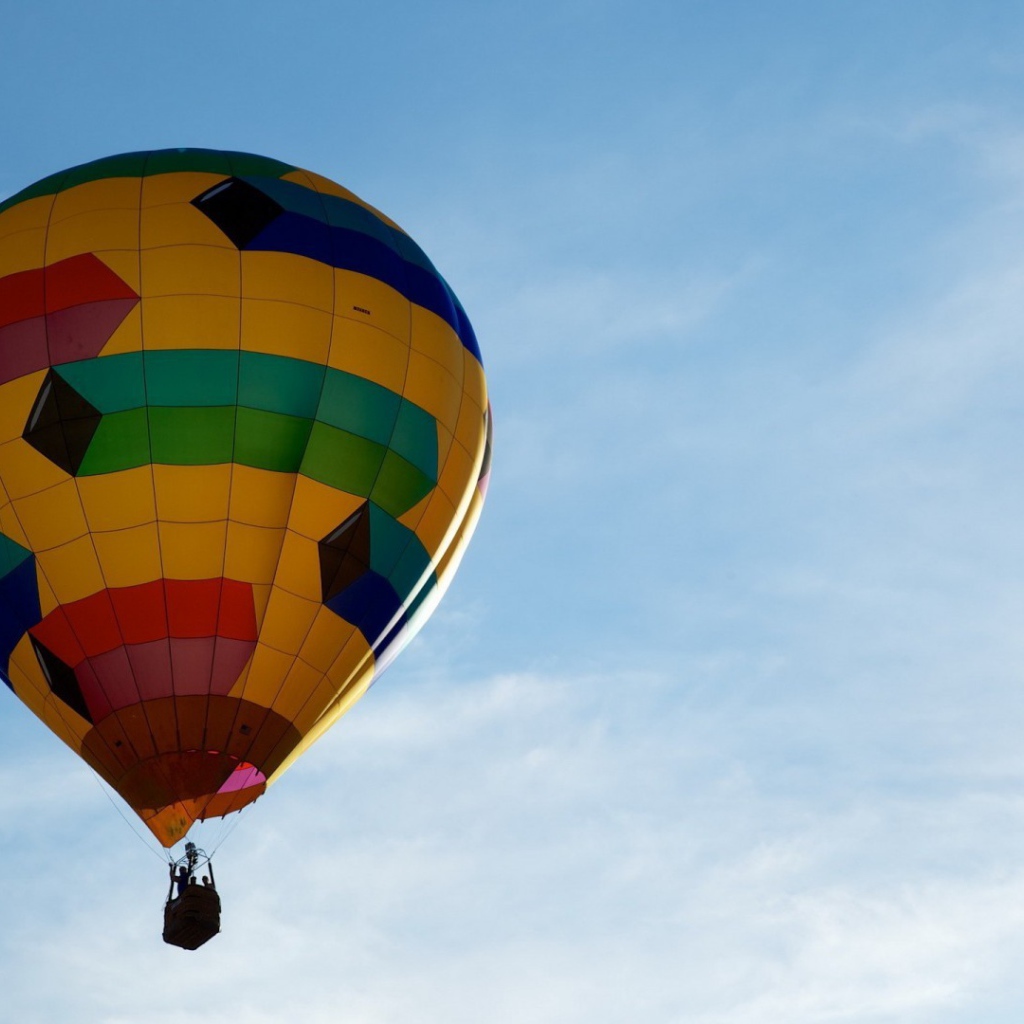 Яркий воздушный шар в небе