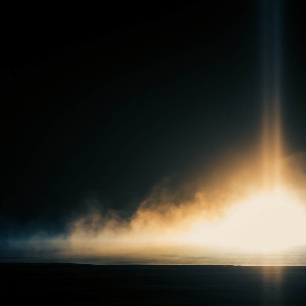 Яркий свет в ночи