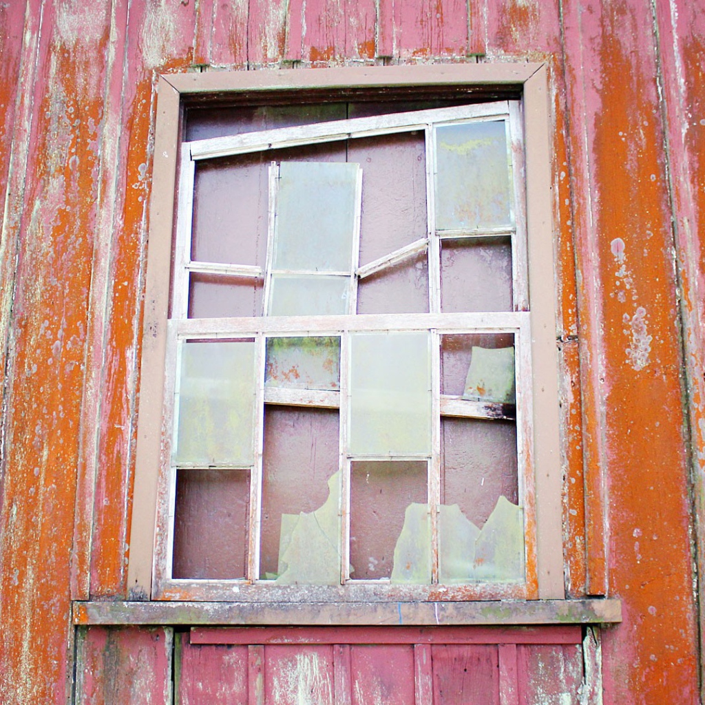 Разбитое окно в доме