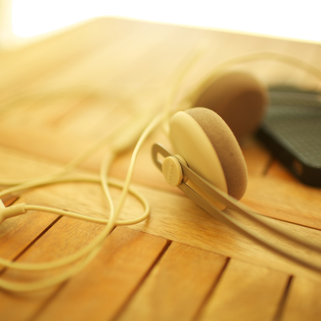 Коричневые наушники на деревянном столе