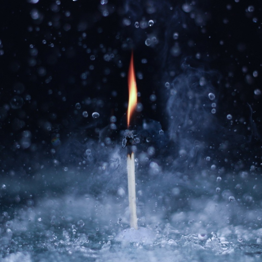 Горящая спичка под дождем