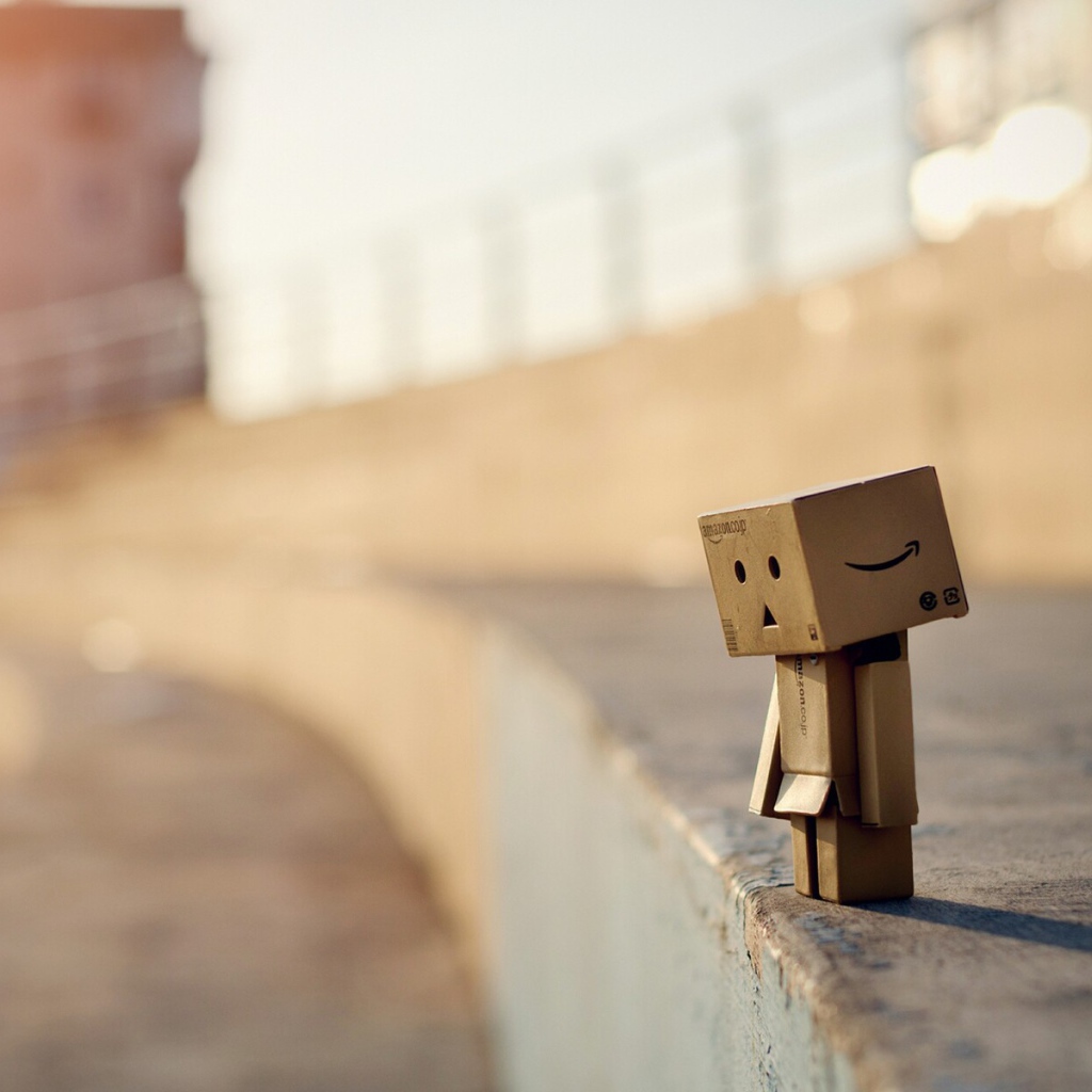 Картонный человечек на стадионе