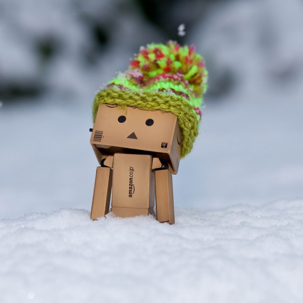 Картонный человечек в снегу