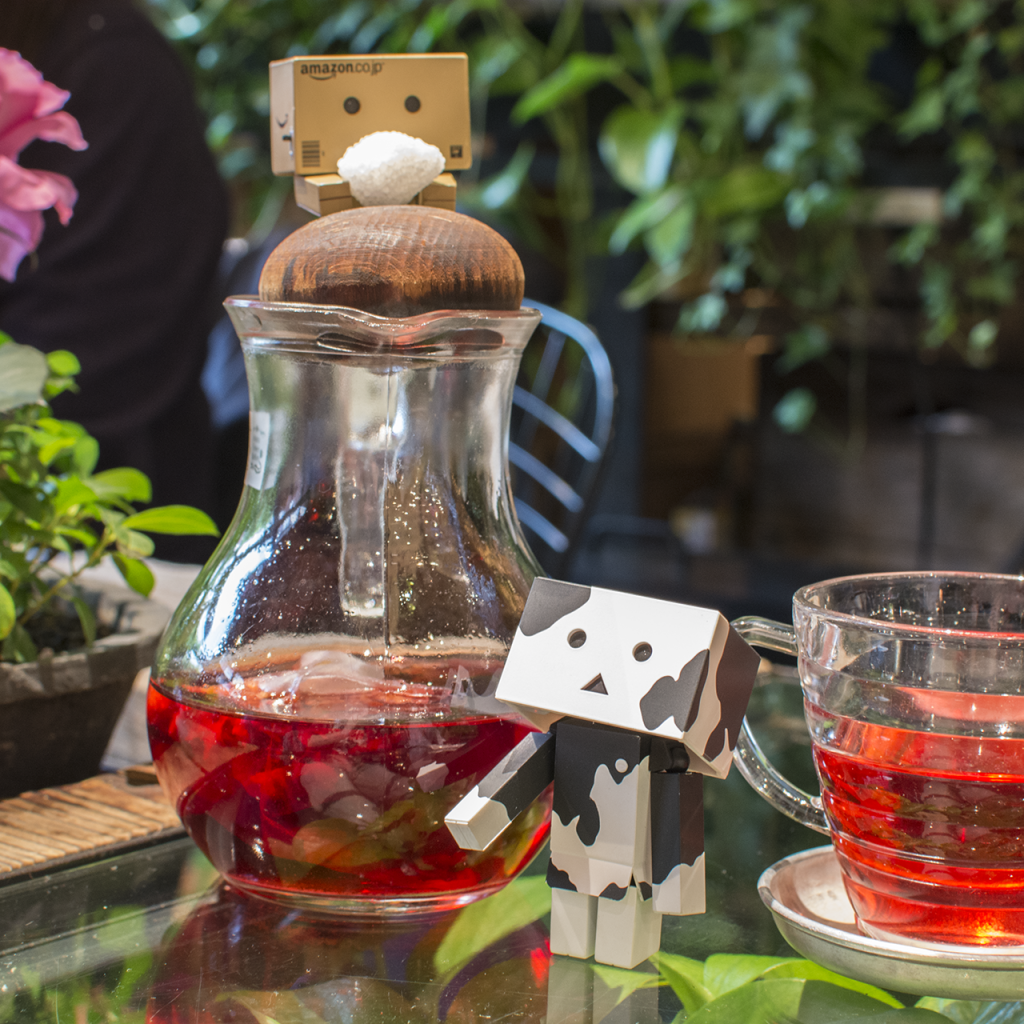 Картонные человечки на столе