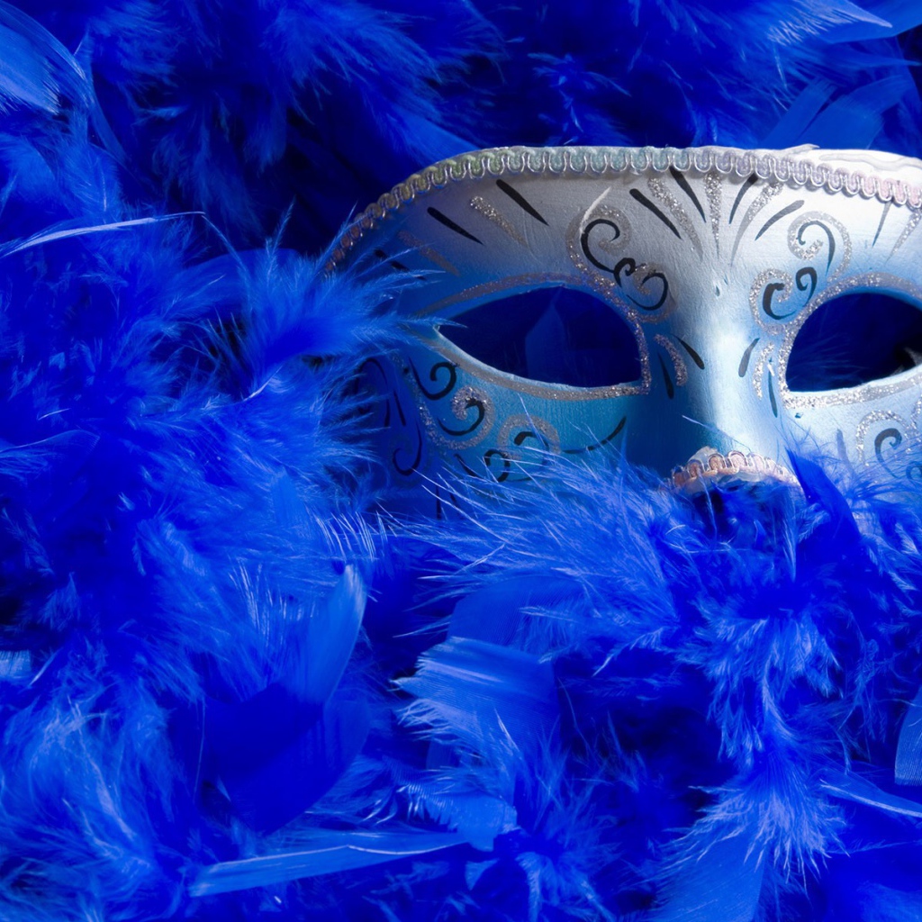 Карнавальная маска в синих перьях