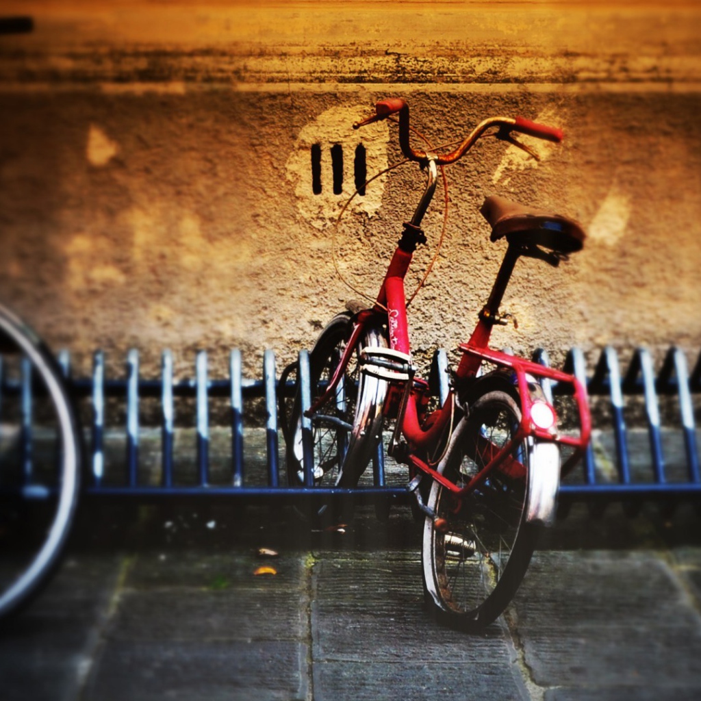 Детский велосипед в стойке