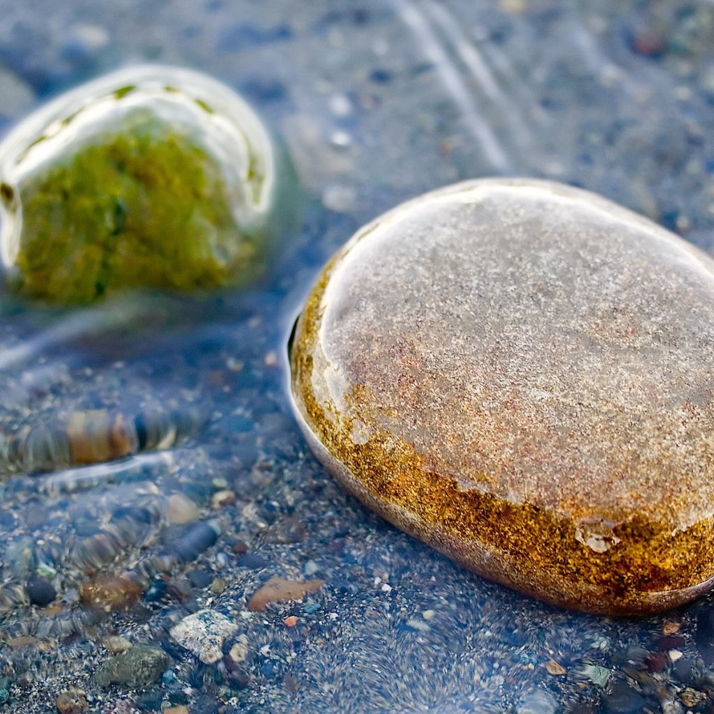 Крупный план капель воды на песке