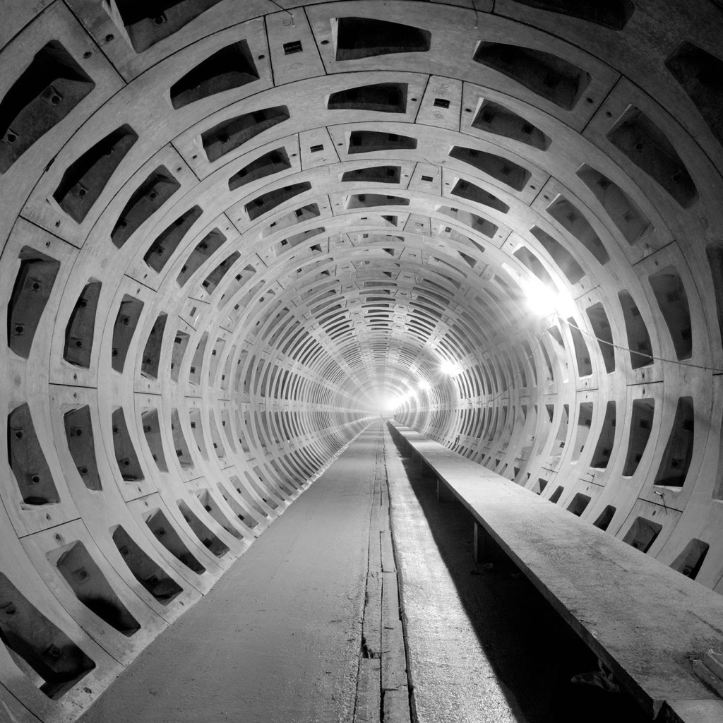 Строительство тоннеля из бетона под землей