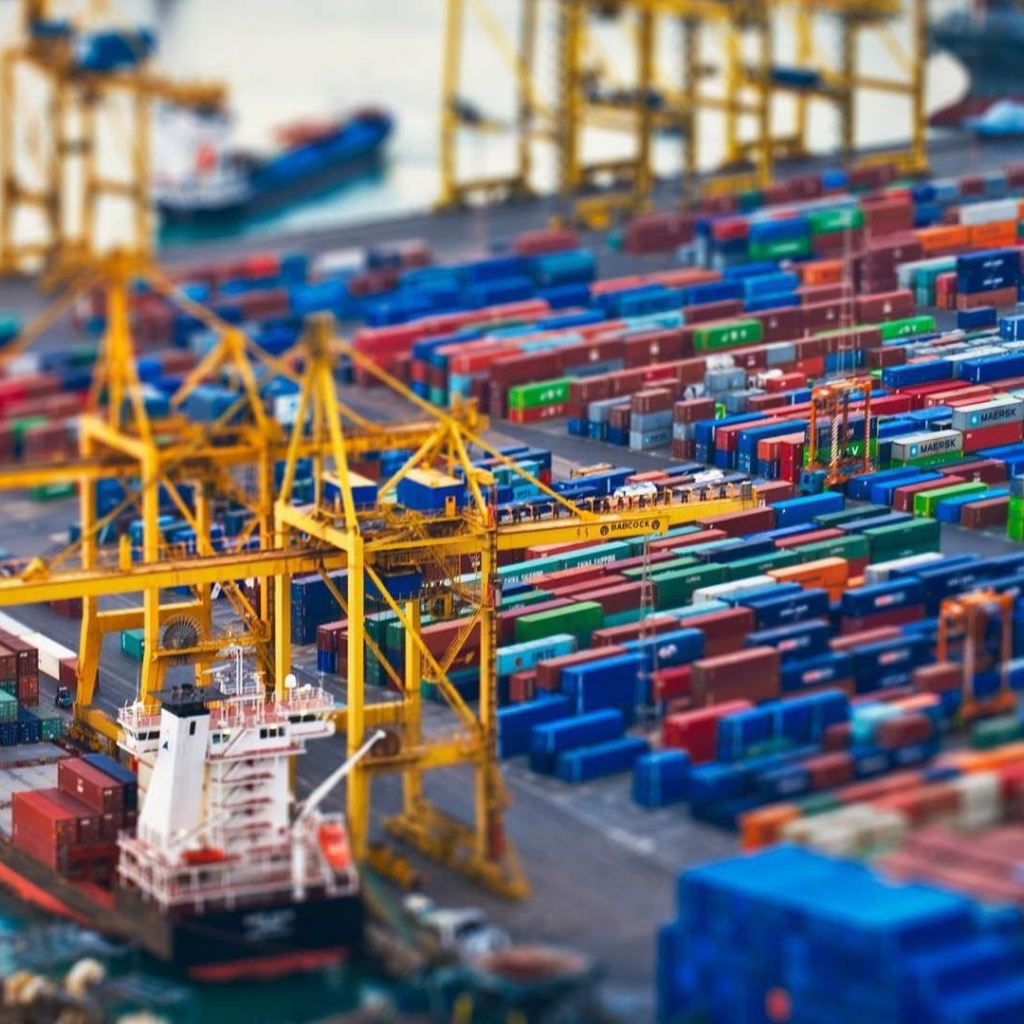 Контейнеры в грузовом порту