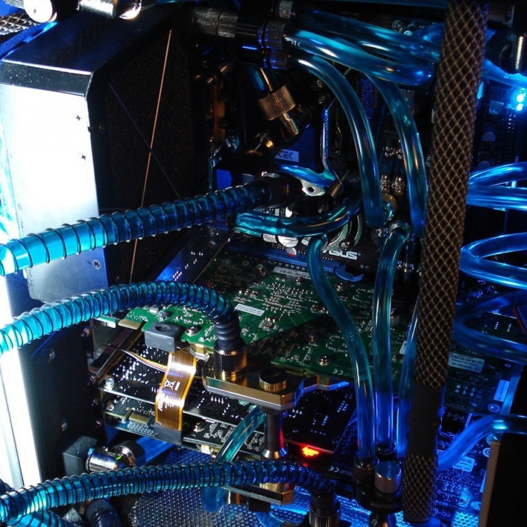 Трубки охлаждения мощного компьютера