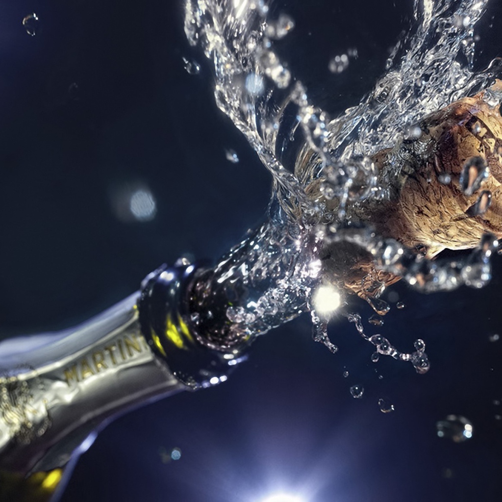 Пробка вылетает из бутылки шампанского