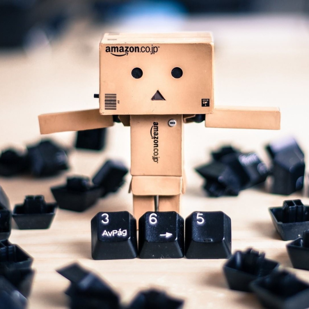 Дандо среди кнопок клавиатуры