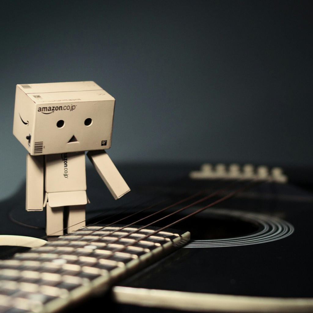 Дандо на черной гитаре