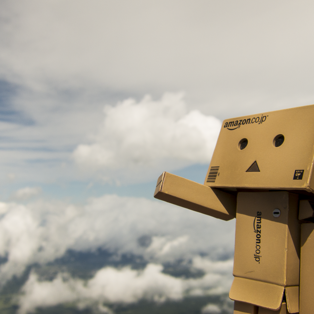 Дандо на фоне облаков