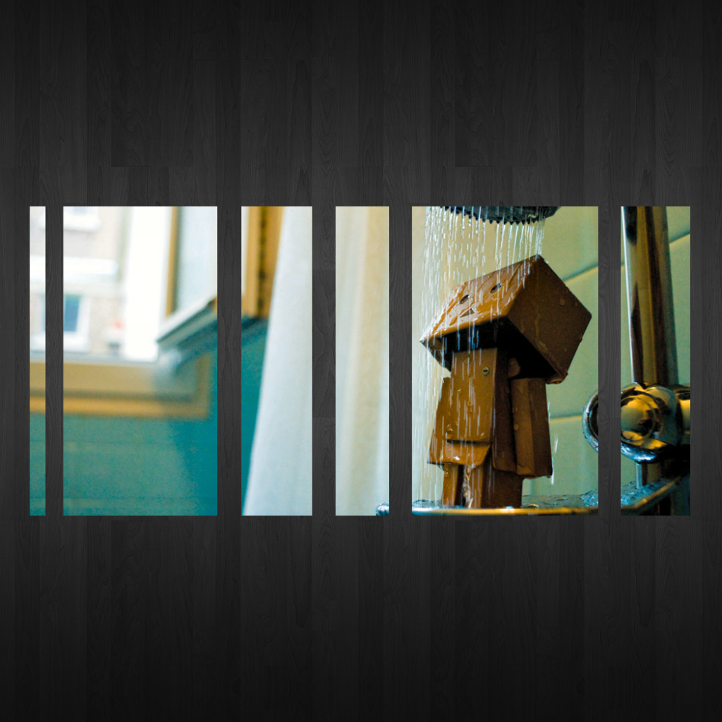 Дандо под душем, черный фон