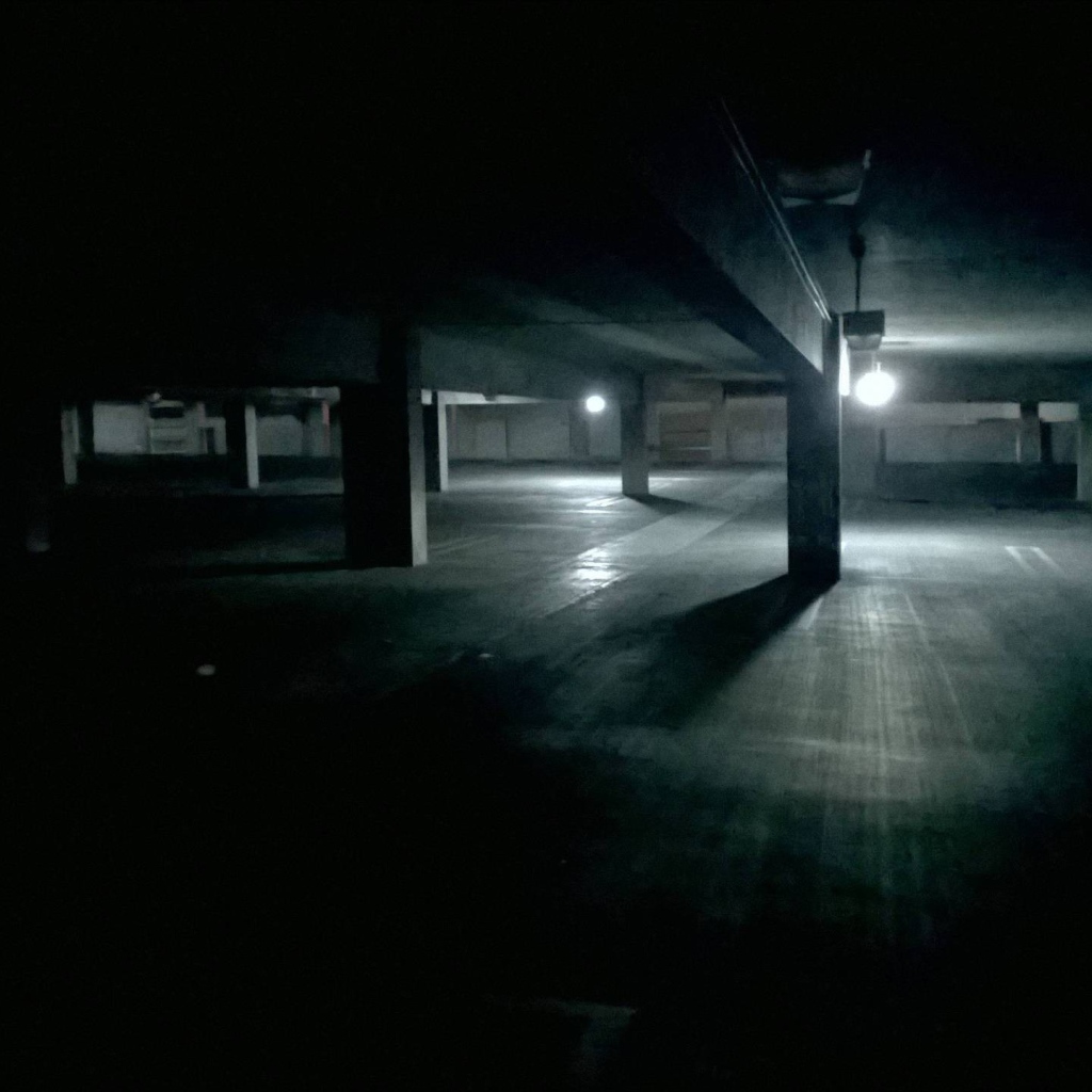 Темная ночная парковка