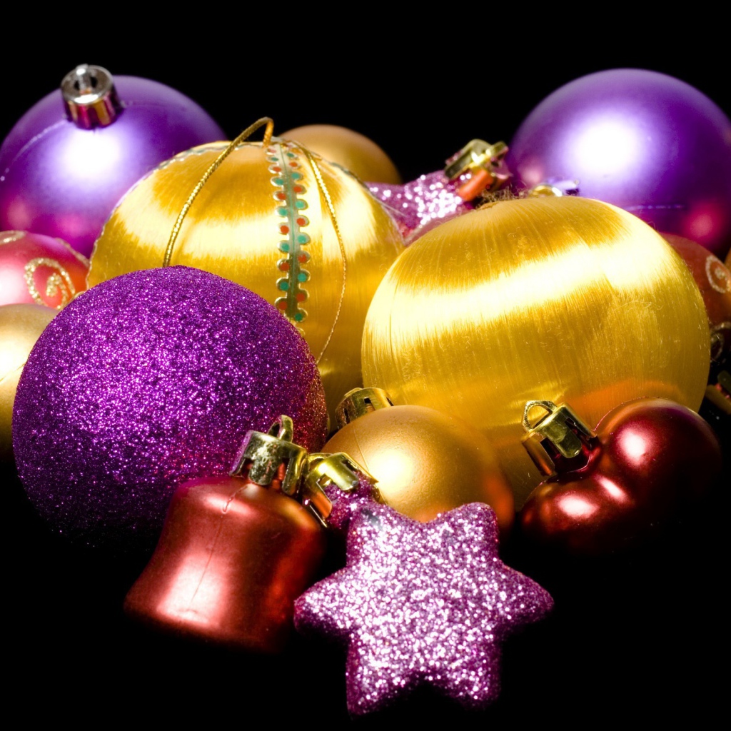 Украшения для елки на черном фоне