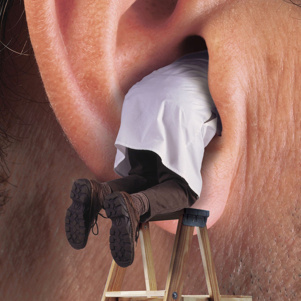 Доктор в ухе пациента