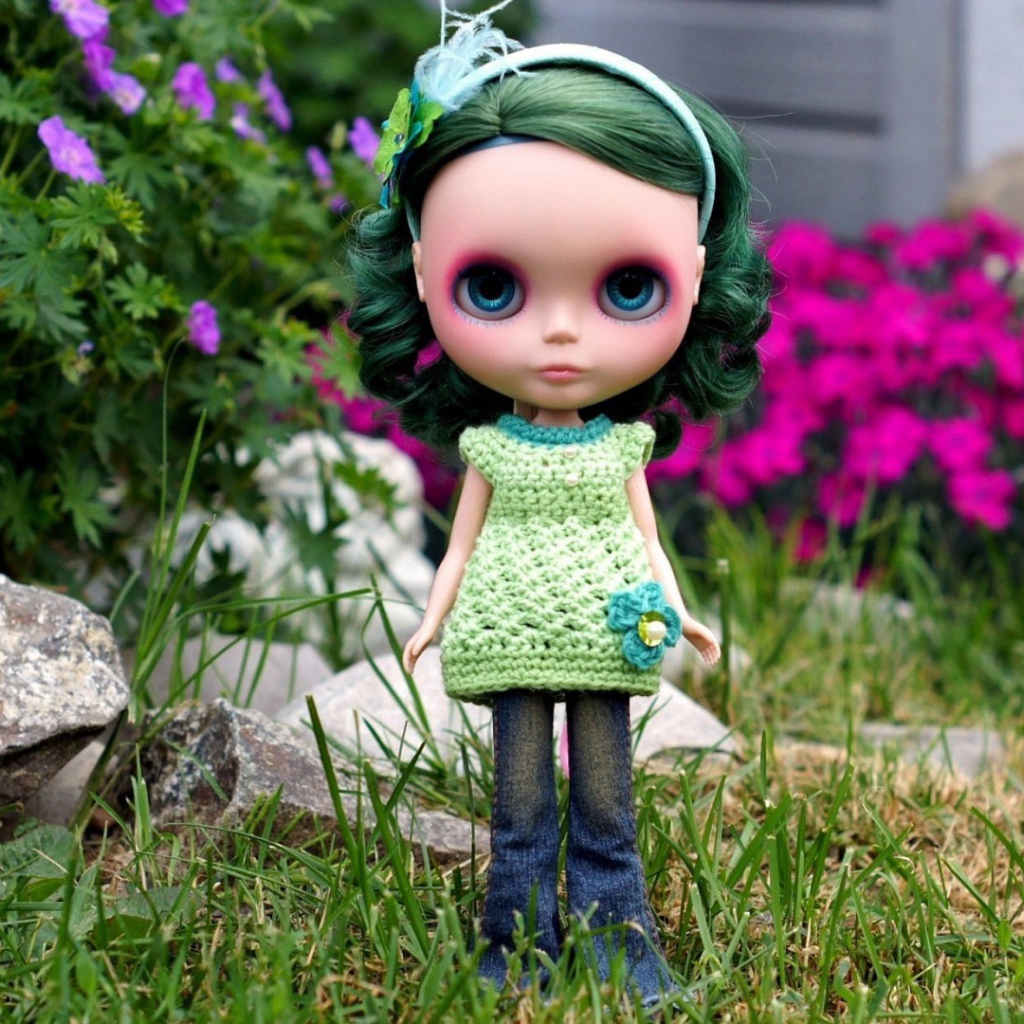 Кукла с зелеными волосами