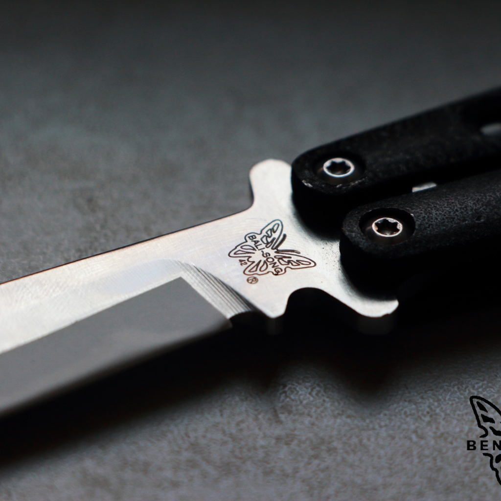 Гравировка бабочка на ноже