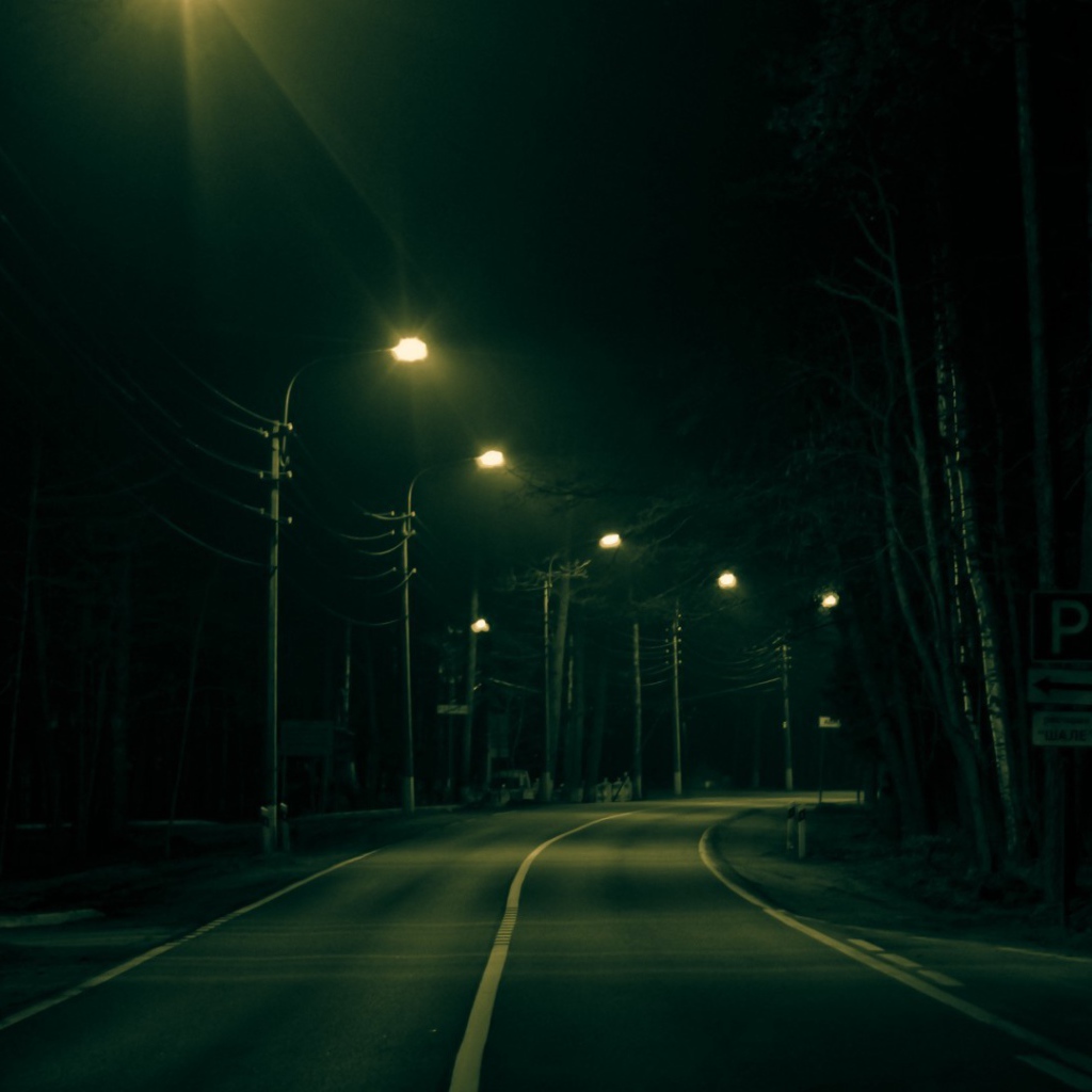 Вечерние огни на пустынной улице