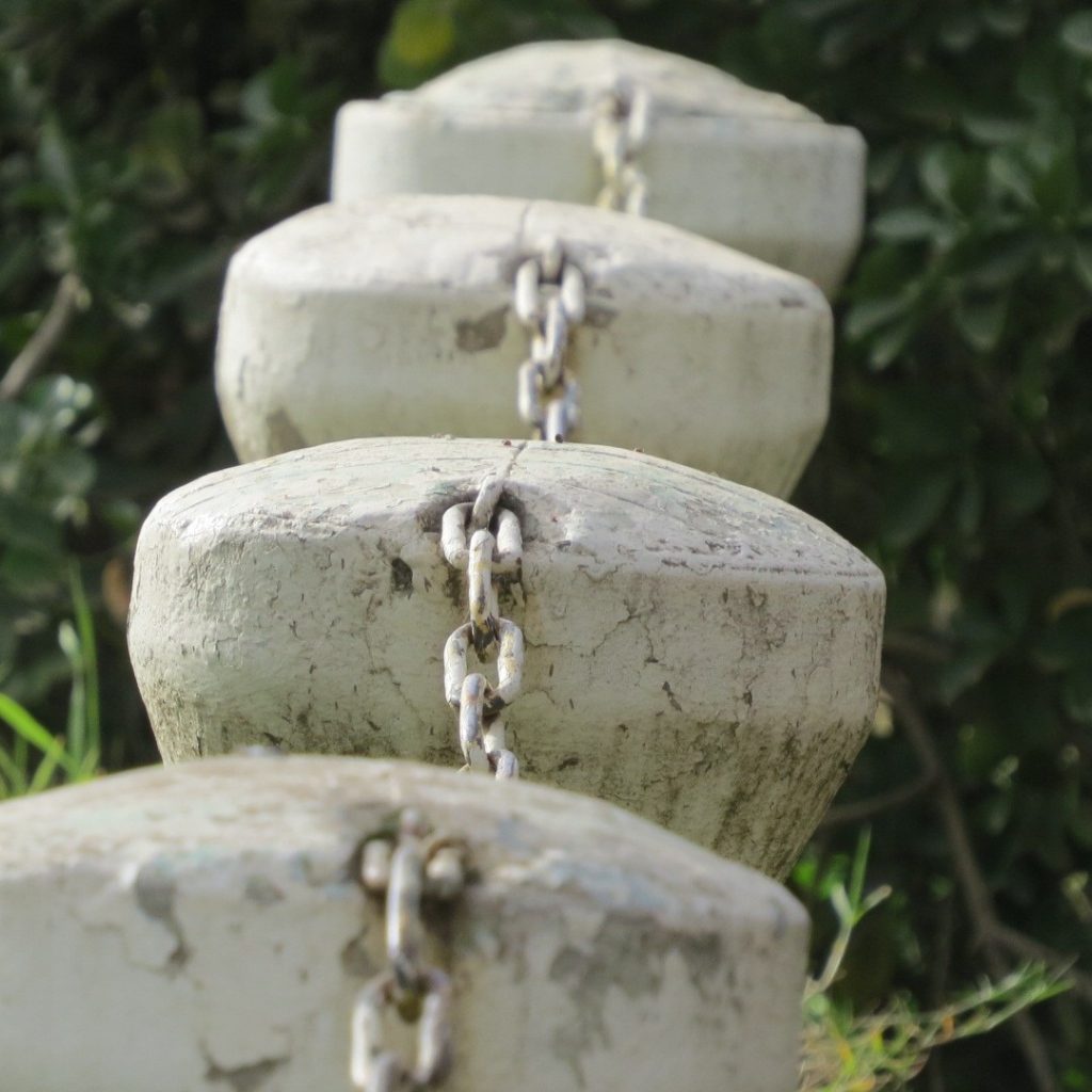 Ограждение из каменных столбов и цепей