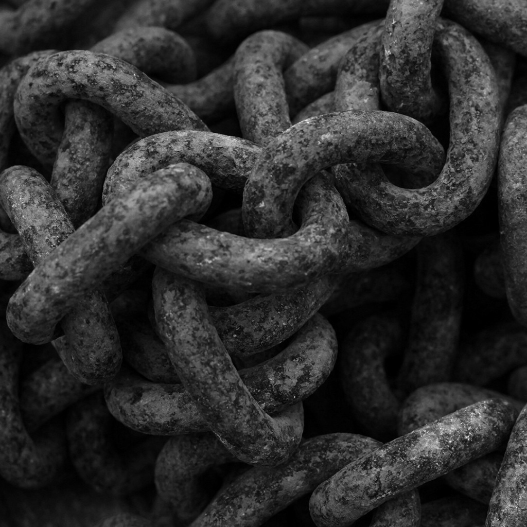 Черные цепи из металла