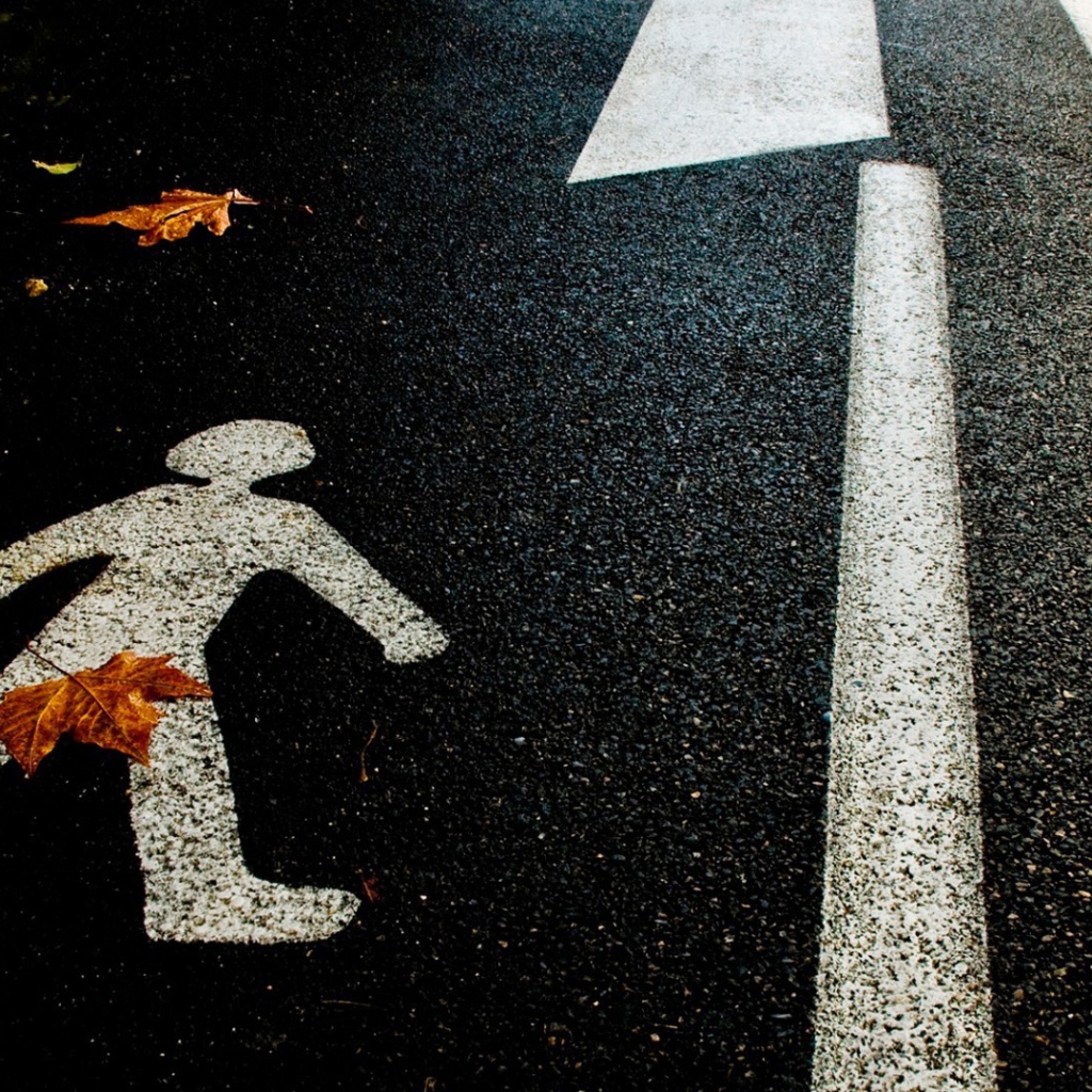 Фигурка человека на асфальте