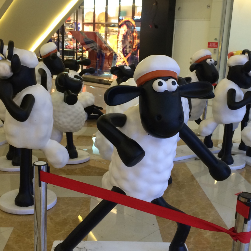 Фигурки овец в холле