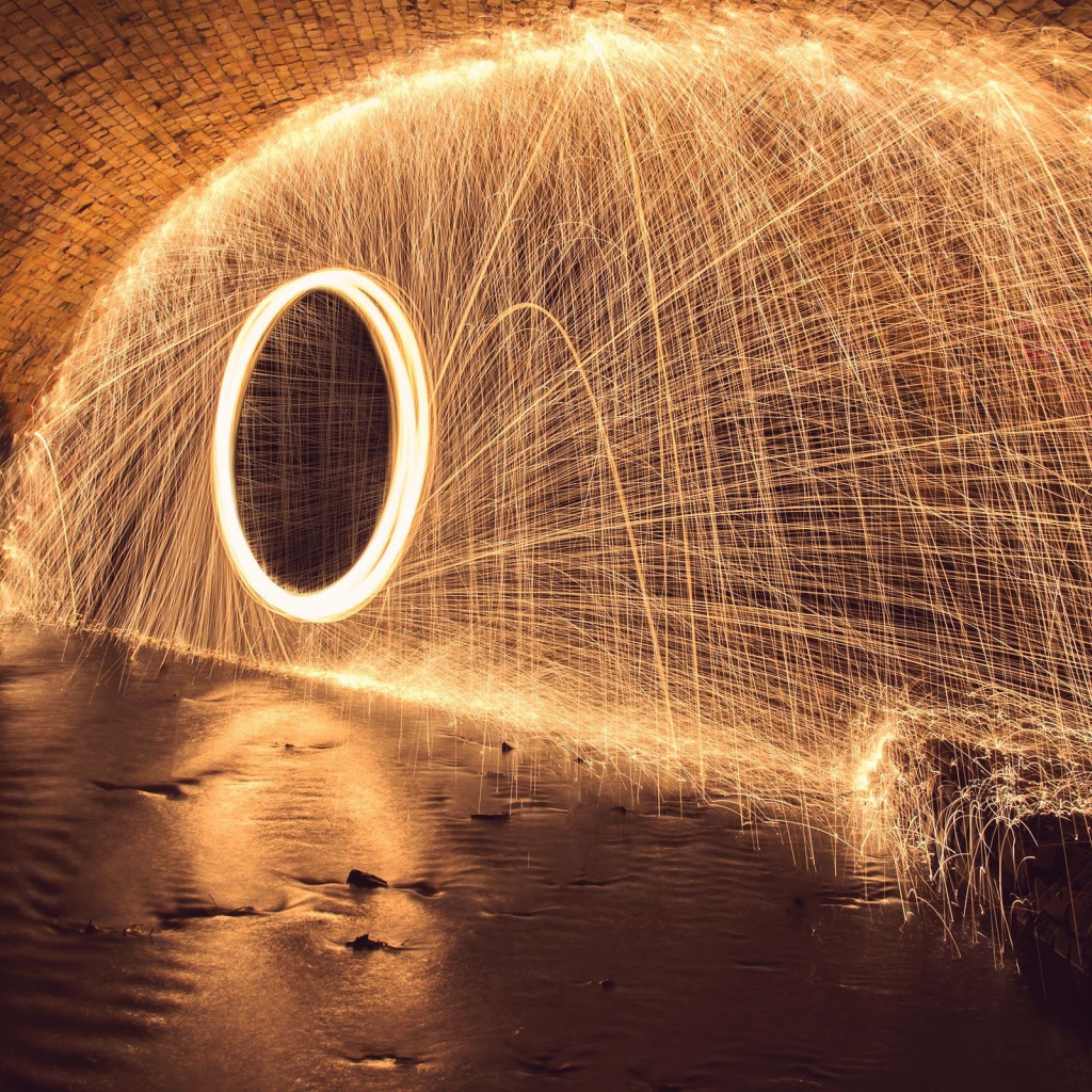 Огненный круг с искрами в тоннеле