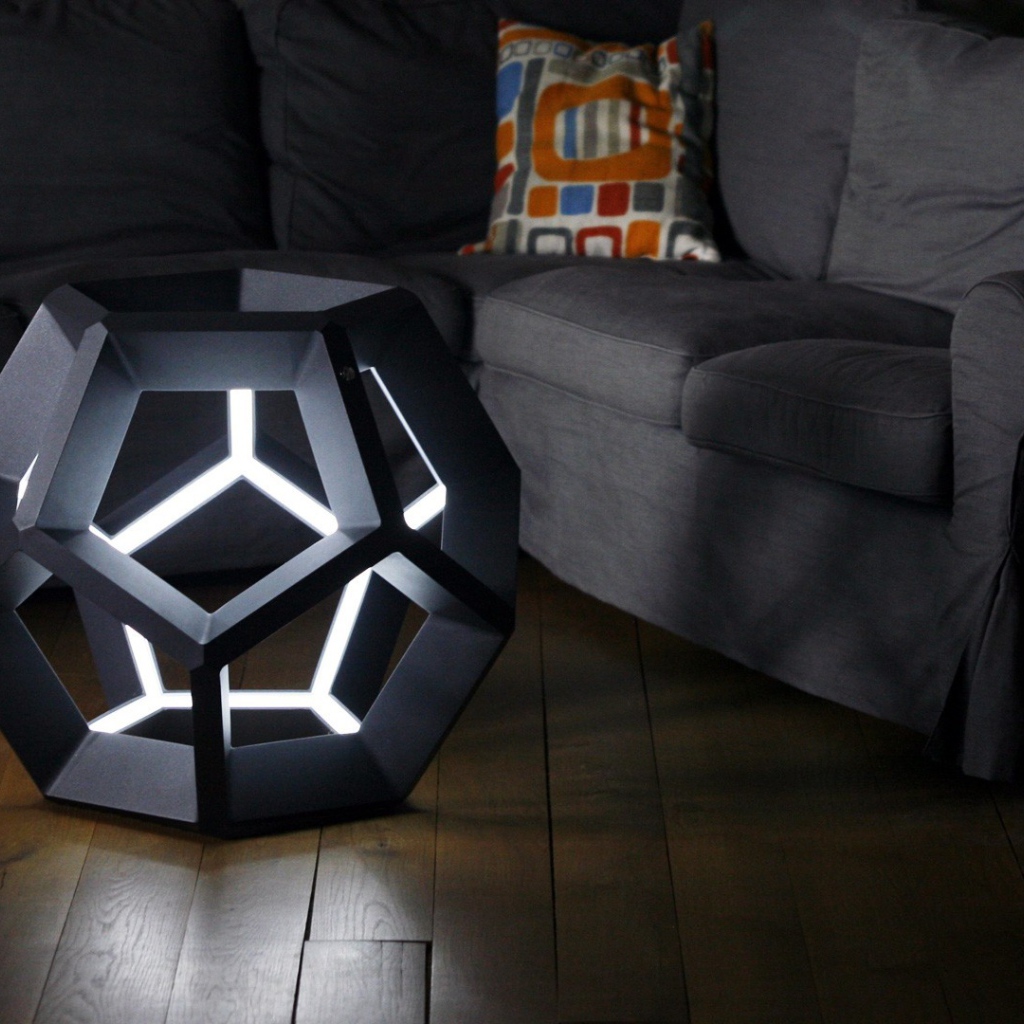 Футуристический светильник у дивана