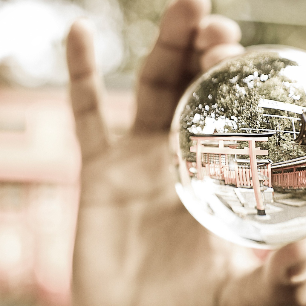 Стеклянный шар в руке