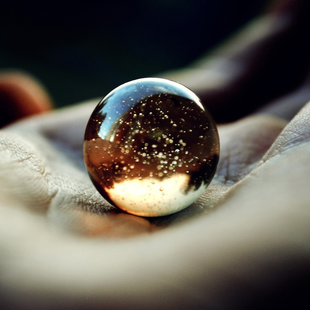 Стеклянный шар в ладони