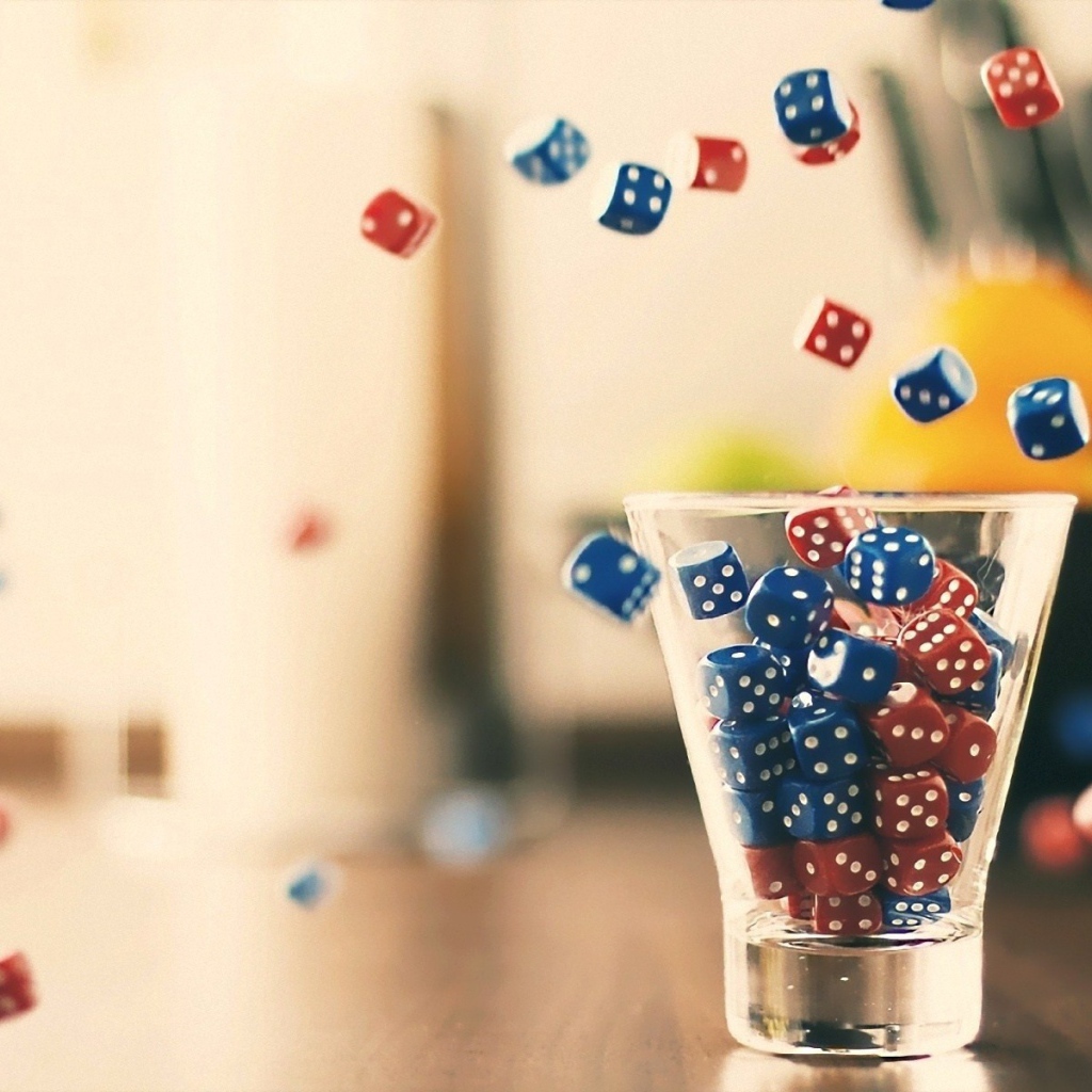 Стакан с кубиками для игры